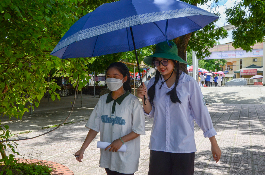 Tình nguyện viên tại điểm thi Trường THPT TP. Điện Biên Phủ hỗ trợ thí sinh vào khu vực thi. Tình nguyện viên tại điểm thi Trường THPT TP. Điện Biên Phủ hỗ trợ thí sinh vào khu vực thi.