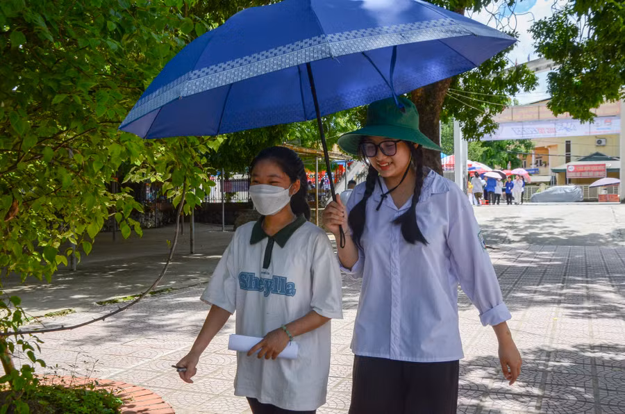 Tình nguyện viên tại điểm thi Trường THPT TP. Điện Biên Phủ hỗ trợ thí sinh vào khu vực thi.