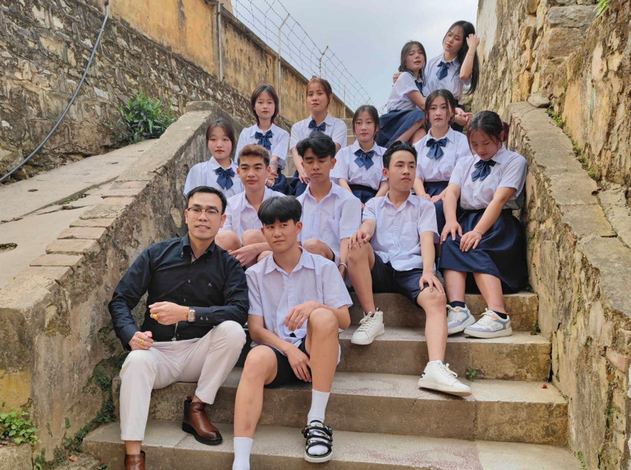 Thầy giáo Nguyễn Mạnh Tuân và học sinh Trường THPT huyện Tuần Giáo.