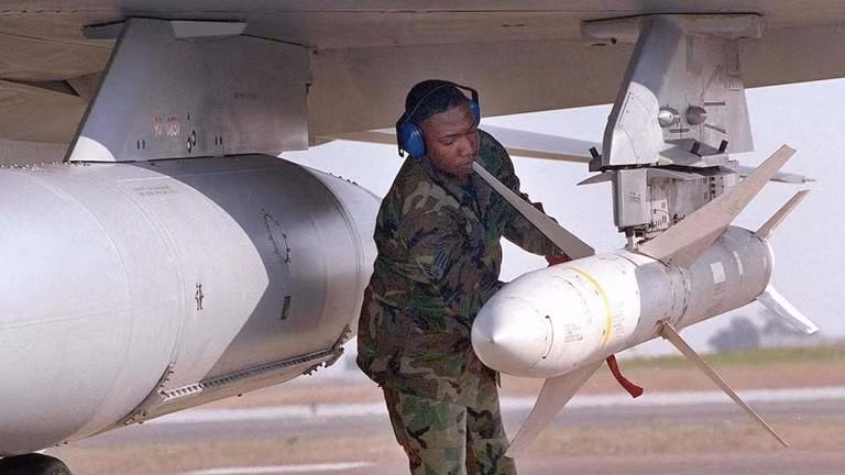 Phi công Hoa Kỳ xem xét tên lửa HARM trên một máy bay chiến đấu. Ảnh: AFP