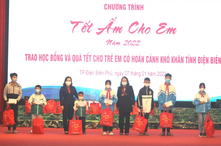 Học sinh khó khăn tại thành phố Điện Biên Phủ nhận học bổng và quà tặng.