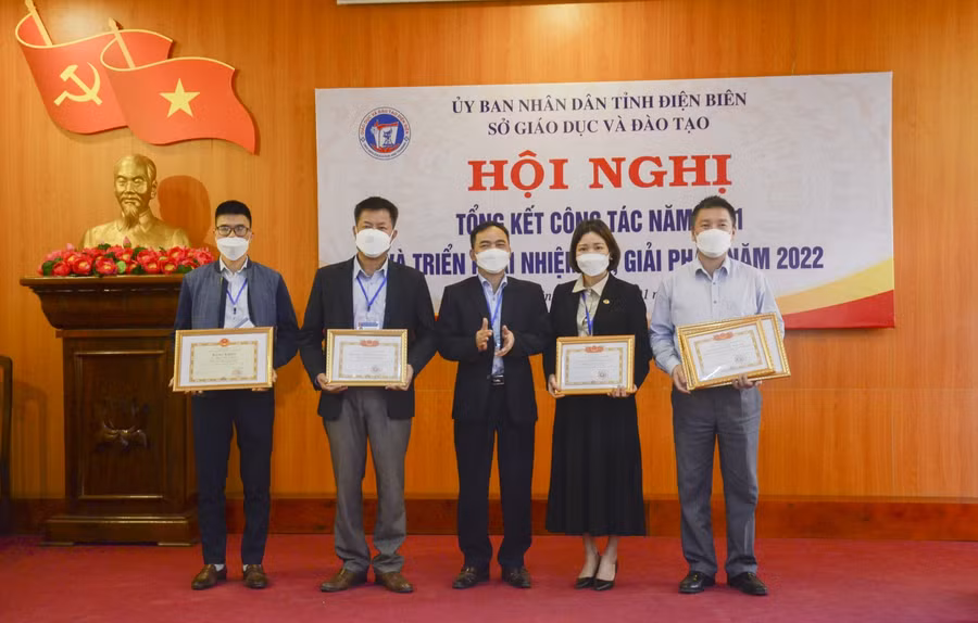 Đại diện lãnh đạo Sở GD&ĐT Điện Biên trao khen thưởng cho các cá nhân xuất sắc.