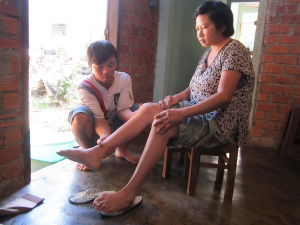 Nguyễn Thanh Phụng đang bóp chân cho chị gái