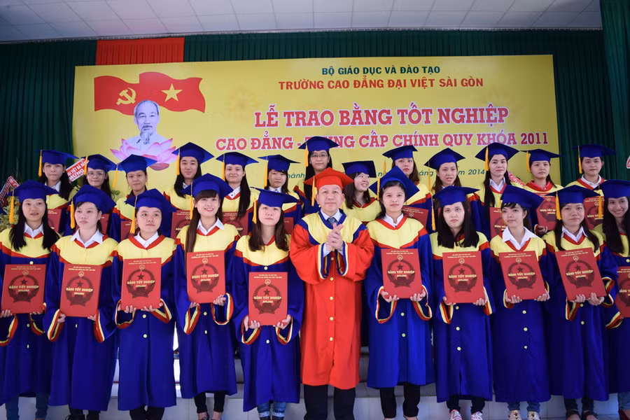 Trường Cao đẳng Đại Việt Sài Gòn công nhận 594 tân cử nhân