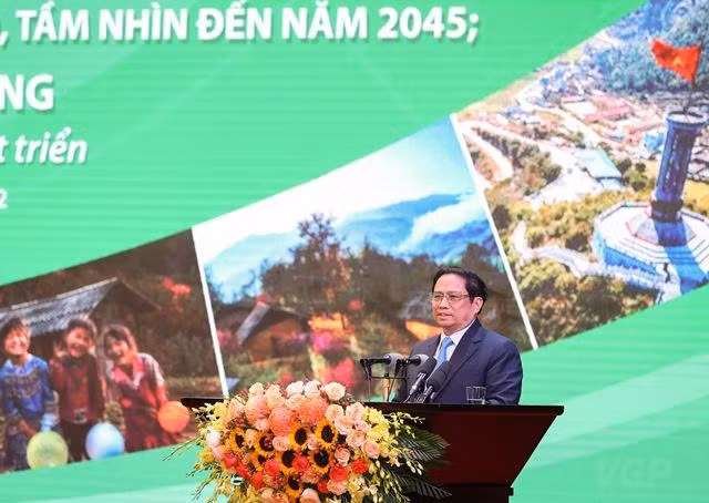 Thủ tướng dành nhiều thời gian phân tích về những vấn đề có tính chất nền tảng trong quá trình phát triển của đất nước; những thành tựu, kết quả nổi bật trong kiểm soát dịch bệnh và phát triển kinh tế-xã hội thời gian qua - Ảnh: VGP/Nhật Bắc