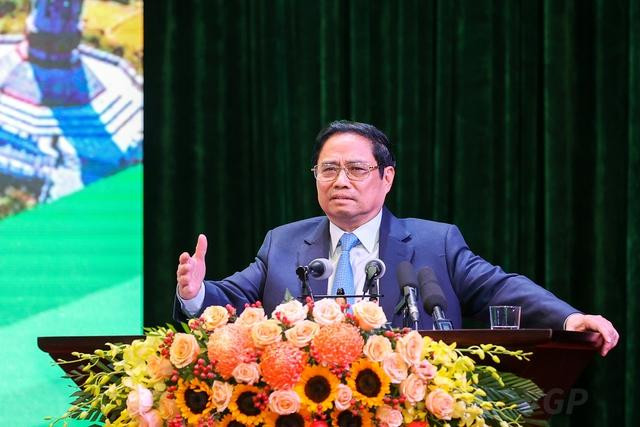 Thủ tướng yêu cầu quán triệt, nắm vững và triển khai đồng bộ, hiệu quả, quyết liệt các quan điểm, mục tiêu, nhiệm vụ, giải pháp được đề ra trong Nghị quyết của Bộ Chính trị và Chương trình hành động của Chính phủ - Ảnh: VGP/Nhật Bắc