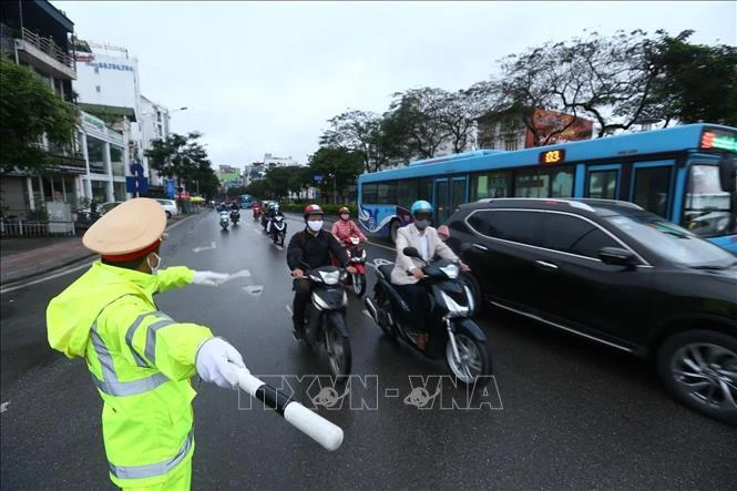 Lực lượng cảnh sát giao thông điều tiết giao thông phía đầu cầu Chương Dương, hướng vào nội đô. Ảnh tư liệu: Minh Quyết/TTXVN 