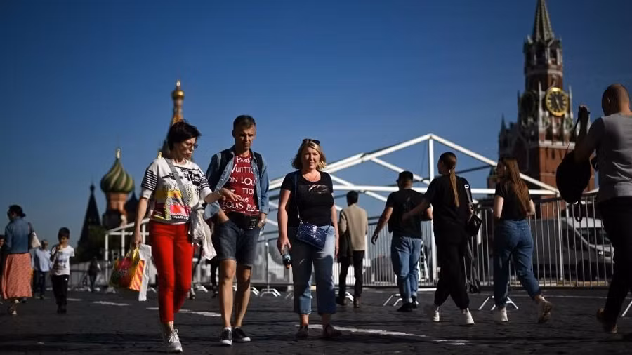 Người đi bộ trên Quảng trường Đỏ ở Moscow.