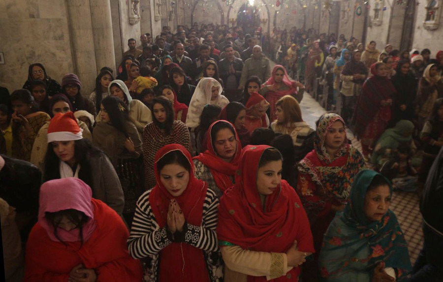 Tại Pakistan, nhà thờ ban đêm đã chật cứng các gia đình đến kỷ niệm lễ Giáng sinh.