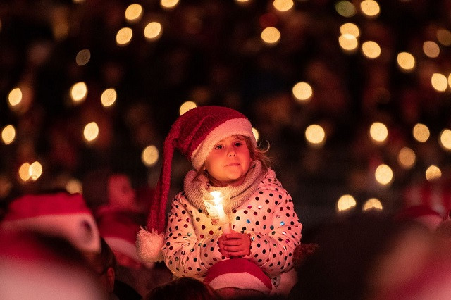 Một fan hâm mộ bóng đá nhỉ hát bài hát giáng sinh trên sân vận động ở Berlin, Đức.