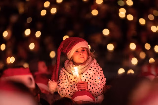 Một fan hâm mộ bóng đá nhỉ hát bài hát giáng sinh trên sân vận động ở Berlin, Đức.