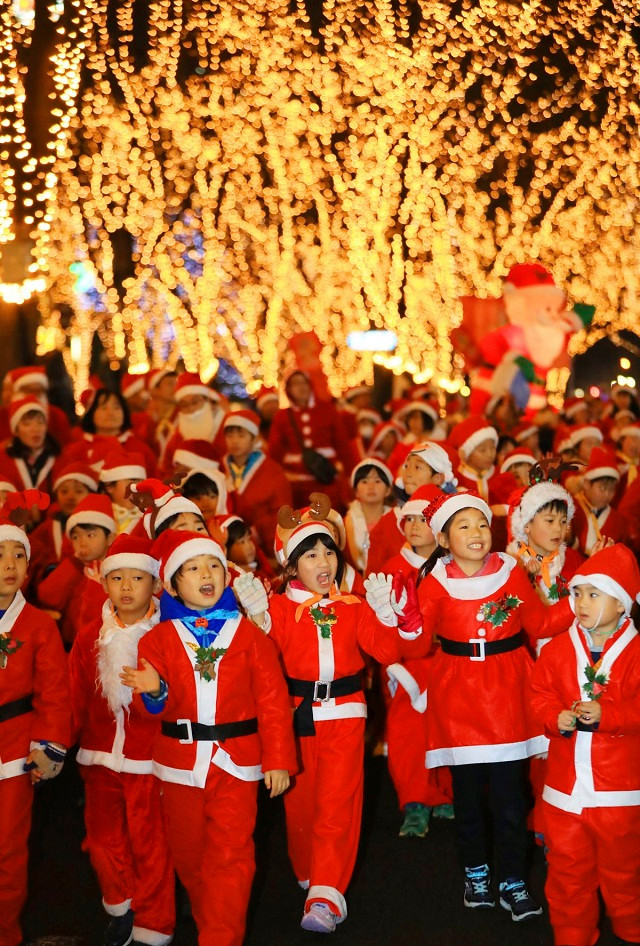 Hàng trăm em nhỏ tham gia lễ diễu hành Ông già Noel ở thành phố Sendai, quận Miyagi, Nhật Bản.