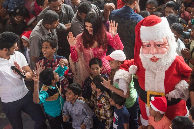 Tại Ấn Độ, ngôi sao Bollywood Aishwarya Rai Bachchan kỷ niệm Giáng sinh với những bệnh nhân nhỏ bị ung thư.