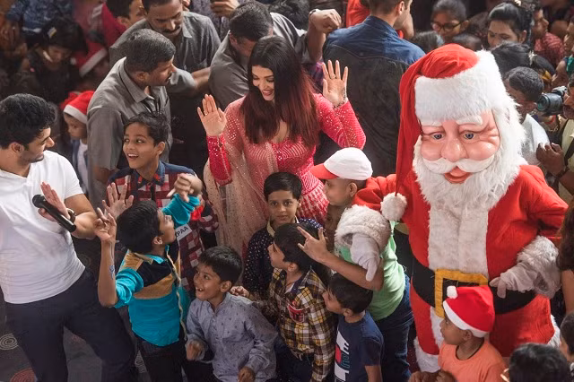 Tại Ấn Độ, ngôi sao Bollywood Aishwarya Rai Bachchan kỷ niệm Giáng sinh với những bệnh nhân nhỏ bị ung thư.