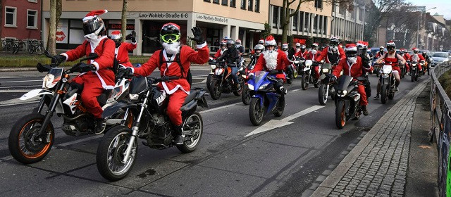 Những ông già Noel đi xe máy ở Đứ.