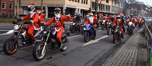 Những ông già Noel đi xe máy ở Đứ.