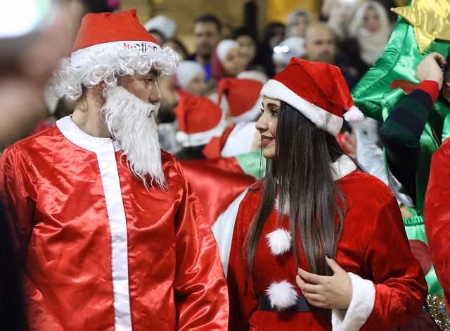 Người dân tham dự lễ hội giáng sinh ở thủ đô Damascus, Syria – nơi cây thông cao 30 mét đã được dựng lên