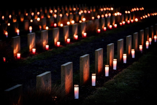 Tại Hà Lan, khu vực nghĩa trang của 865 binh lính Xô viết, 176 binh lính Hà Lan và 294 các nạn nhân chiến tranh nước ngoài được thắp nến nhân dịp Giáng sinh.