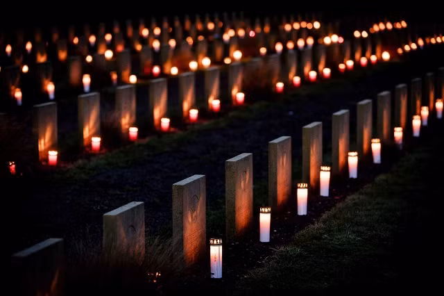 Tại Hà Lan, khu vực nghĩa trang của 865 binh lính Xô viết, 176 binh lính Hà Lan và 294 các nạn nhân chiến tranh nước ngoài được thắp nến nhân dịp Giáng sinh.