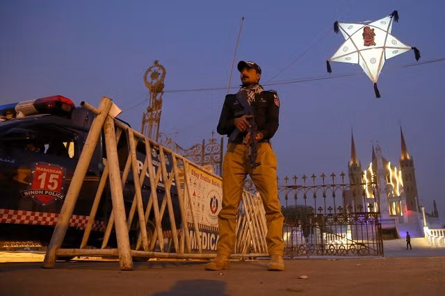 Một nhân viên an ninh Pakistan đứng canh gác nhà thờ trước lễ giáng sinh ở Karachi – nơi có 4 triệu người Cơ đốc trong số 200 triệu dân.