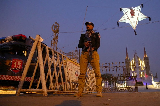 Một nhân viên an ninh Pakistan đứng canh gác nhà thờ trước lễ giáng sinh ở Karachi – nơi có 4 triệu người Cơ đốc trong số 200 triệu dân.