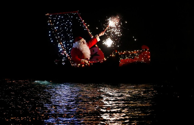 Ông già Noel ở Italy chèo thuyền trên sông.