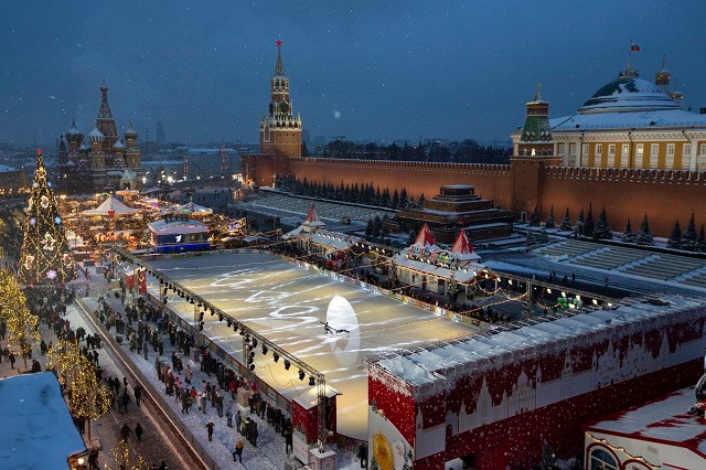 Tại Quảng trường Đỏ, Moscow, Nga, những bóng đèn điện thắp sáng bầu trời đêm.