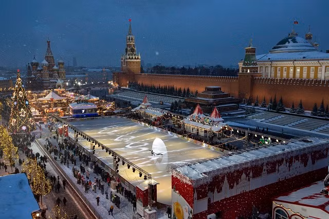 Tại Quảng trường Đỏ, Moscow, Nga, những bóng đèn điện thắp sáng bầu trời đêm.