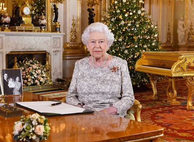 Nữ hoàng Elizabeth II sau khi đọc thông điệp Giáng sinh hàng năm tại Cung điện Buckingham, London.