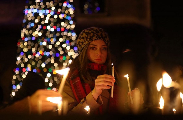 Tại nhà thờ St Antuan ở Istanbul, Thổ Nhĩ Kỳ những cây nến được thắp lên để kỷ niệm ngày đặc biệt.