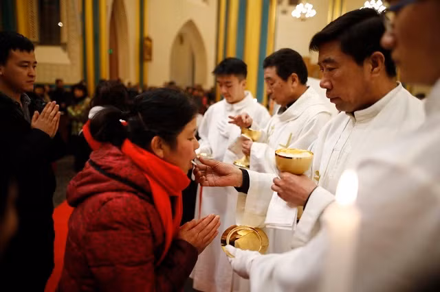 Tại Trung Quốc, nhiều nhà thờ tổ chức mừng ngày chúa Jesus Christ ra đời.