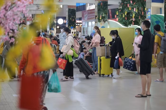 Tại nhà chờ trong bến xe Miền Đông, các hàng khách dành cho khách ngồi hầu như chật kín người. Nhiều sinh viên với hành lý lỉnh khỉnh vội vã đến quầy lấy vé lên xe.