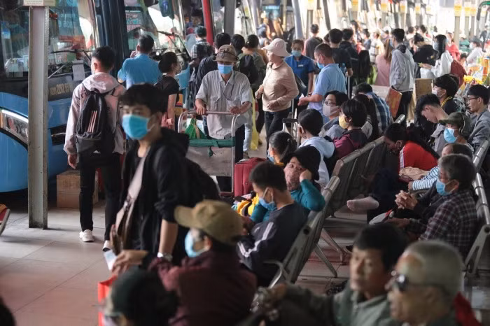 Các dãy ghế ngồi chờ xe đều chật kín người ngồi.