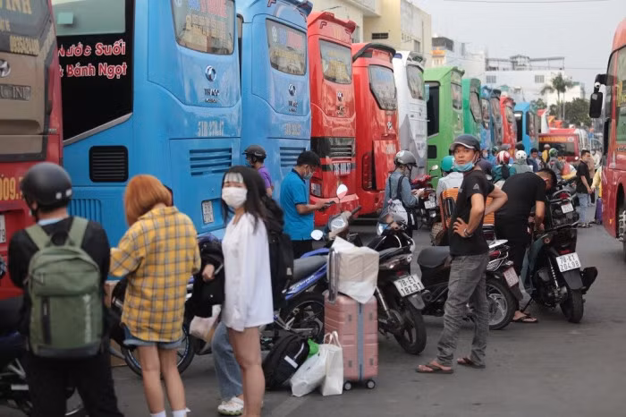 Nghỉ học sớm do Covid-19, sinh viên ùn ùn rời TP.HCM về quê ăn Tết ảnh 10