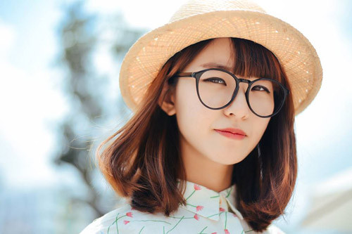 Mái tóc ngang vai cũng đem lại cho chủ nhân sự cổ điển đầy hấp dẫn. kiểu tóc