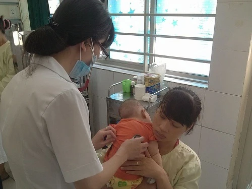 Đa số các bệnh nhi mắc ho gà là chưa đến độ tuổi tiêm chủng hoặc chưa tiêm đủ mũi. Ảnh: Lê Phương
