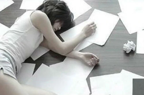 Có những hôm tôi sợ về phòng khi phải nghe những thứ âm thanh hỗn hợp từ nhà hàng xóm (Ảnh minh họa).
