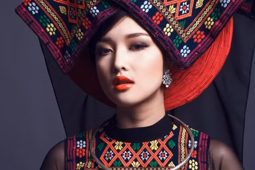 Hoa hậu Triệu Thị Hà mặc áo dài khăn Piêu độc đáo