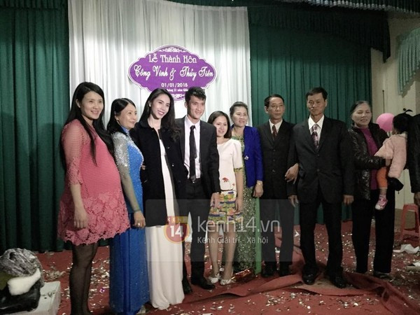 Độc quyền: Ảnh Công Vinh - Thủy Tiên chụp cùng họ hàng 2 Độc quyền: Ảnh Công Vinh - Thủy Tiên chụp cùng họ hàng 2