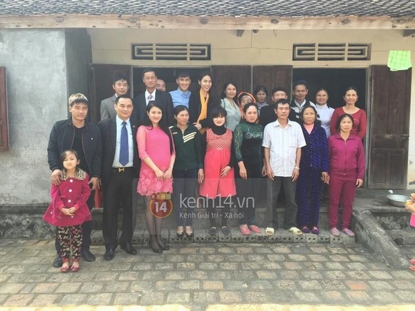 Công Vinh - Thủy Tiên chụp ảnh kỉ niệm cùng họ hàng bên nội trong ngày cưới