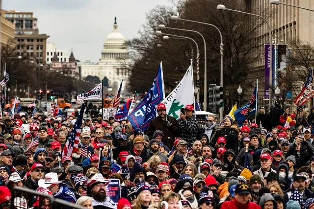 Đám đông người biểu tình ủng hộ TT Trump.