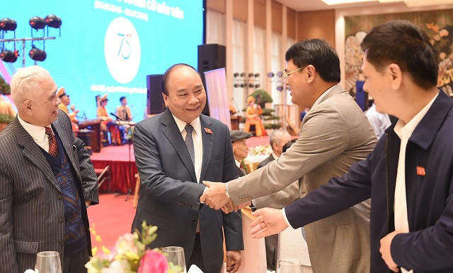 Thủ tướng Chính phủ Nguyễn Xuân Phúc cùng các đại biểu dự gặp mặt kỷ niệm 75 năm ngày Tổng tuyển cử đầu tiên. Ảnh: VGP/Quang Hiếu. Thủ tướng Chính phủ Nguyễn Xuân Phúc cùng các đại biểu dự gặp mặt kỷ niệm 75 năm ngày Tổng tuyển cử đầu tiên. Ảnh: VGP/Quang Hiếu.