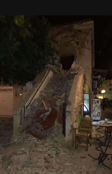 Gạch vỡ phủ kín lối đi