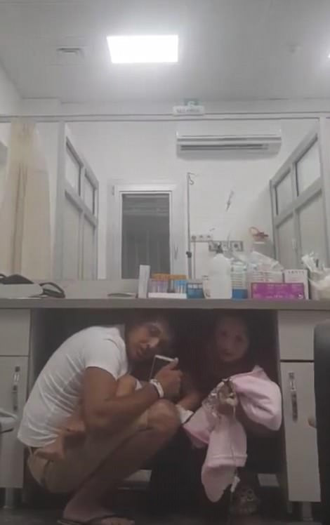 Người dân sợ hãi trốn dưới gầm bàn