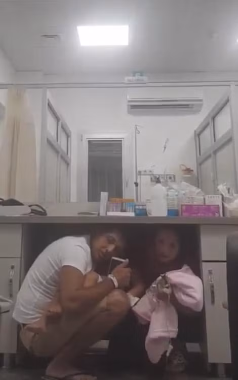 Người dân sợ hãi trốn dưới gầm bàn