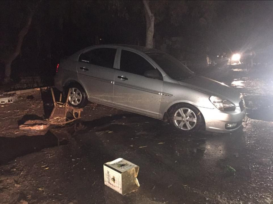 Sóng thần làm trôi dạt xe hơi