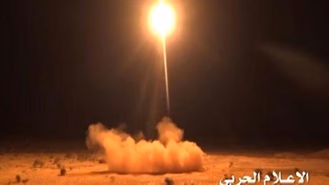 Vụ bắn tên lửa được cho là của quân Houthi nhằm vào A rập xê út vào tháng 2/2017 (ảnh: Press TV)