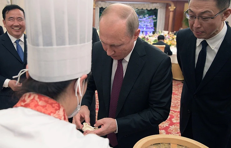 Ông Putin trổ tài làm bánh bao tại Trung Quốc