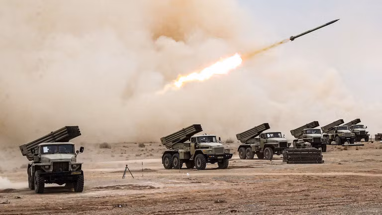 Một bức ảnh do văn phòng truyền thông Quân đội Iran cung cấp cho thấy tên lửa được phóng trong một cuộc tập trận quân sự ở tỉnh Isfahan ở miền trung Iran.