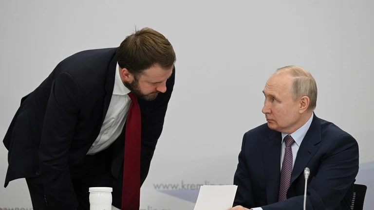 Tổng thống Nga Vladimir Putin nói chuyện với Trợ lý Maksim Oreshkin. (Ảnh Sputnik / Ramil Sitdikov).